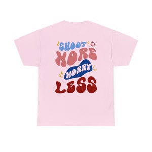 Skjut mer oro mindre skjorta, skyttesportskjorta, lerdueskytteskjorta, jakt, tävlingsskytte, gevärsport, skjutbanaskjorta Light Pink