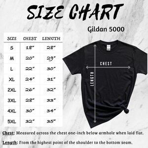Pu&ograve; includere: Tabella delle taglie per le t-shirt Gildan 5000, che mostra le misure del petto e della lunghezza in pollici per le taglie S a 5XL.