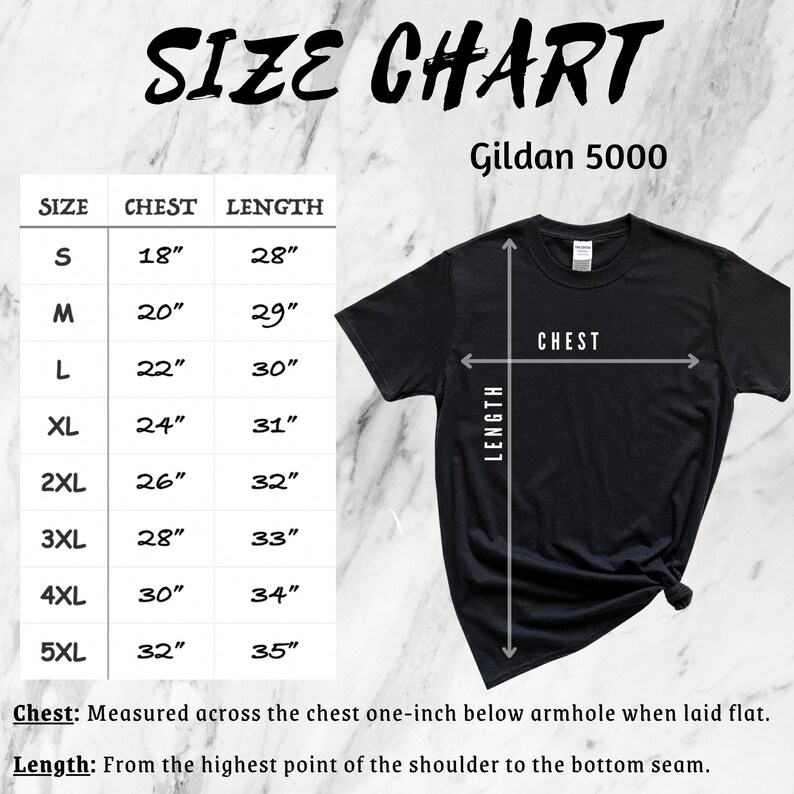 Pu&ograve; includere: Tabella delle taglie per le t-shirt Gildan 5000, che mostra le misure del petto e della lunghezza in pollici per le taglie S a 5XL.
