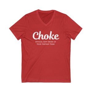 Pu&ograve; includere: T-shirt rosso a collo a V con testo bianco che recita "Choke Official Soft Drink of Your Fantasy Team".