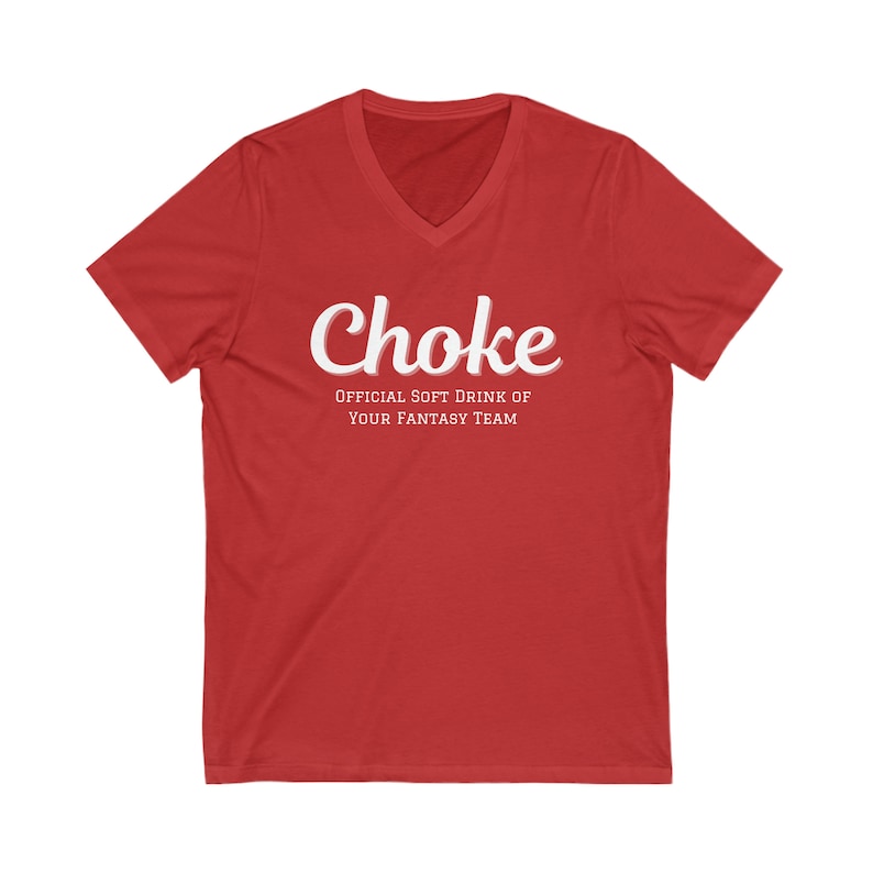 Pu&ograve; includere: T-shirt rosso a collo a V con testo bianco che recita "Choke Official Soft Drink of Your Fantasy Team".