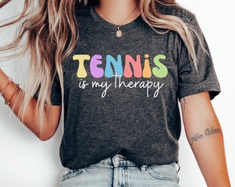 Tennis ist mein Therapie-T-Shirt, Tennis-T-Shirt, Tennisspieler-Geschenk, Tennis-Liebhabergeschenk, Tennis-Mama-Hemd, Tennis-Trainer-Geschenk, Tennis-Spiel-T-Stück