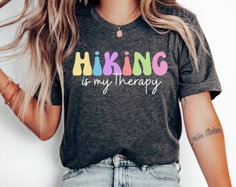 El senderismo es mi camisa de terapia, camiseta de senderismo, camisa de camping, camisa de bosque, camisa al aire libre, mochilero, camisa de aventura, camisa de senderismo para mujer