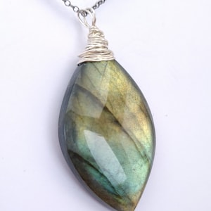 Fil d’argent sterling grand pendentif en labradorite naturelle