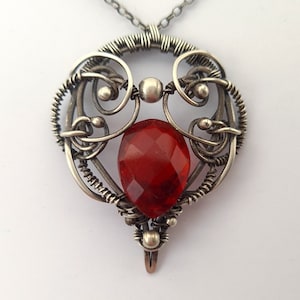 Collier de quartz rouge enveloppé de fil d’argent sterling