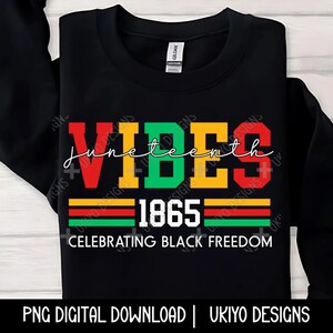 Pode incluir: Camiseta preta com texto preto e verde que diz "Juneteenth Vibes 1865 Celebrating Black Freedom".