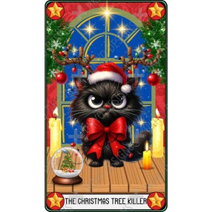Op de afbeelding: Een zwarte kat met een rode kerstmanmuts en een rode strik staat voor een raam met een kerstboom in een sneeuwbol. De kat heeft een boze uitdrukking en de tekst "THE CHRISTMAS TREE KILLER" staat onderaan de afbeelding.