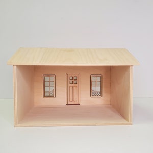 Peut inclure: Une maison de poup&eacute;e en bois avec un design simple, comprenant une porte d'entr&eacute;e et deux fen&ecirc;tres. La maison de poup&eacute;e est non finie et pr&ecirc;te &agrave; &ecirc;tre peinte ou d&eacute;cor&eacute;e.