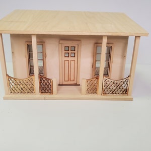 Peut inclure: Une maison de poup&eacute;e en bois avec un porche avant, deux fen&ecirc;tres et une porte. Le porche a une balustrade d&eacute;corative.