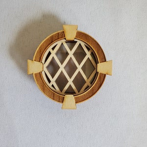 Round Diamond Window with Keystone Trim