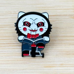 Säge Katze Soft Enamel Pin, Anstecknadel, Horror Film Pin, Einzigartige Pin, Nostalgie Sammler Pin, Retro Pin, 90er Pin