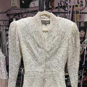 ON SALE Vintage Ecru Lace Wedding Jacket, Puffed Sleeves, Padded Shoulders, Outback Red Heirloom Collection, Size 8