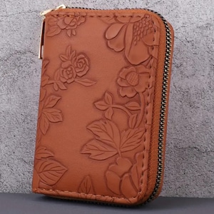 Cartera de piel sintética para mujer con relieve floral: elegante monedero pequeño con cremallera y múltiples ranuras para tarjetas, fácil de limpiar, regalo para el día de la madre