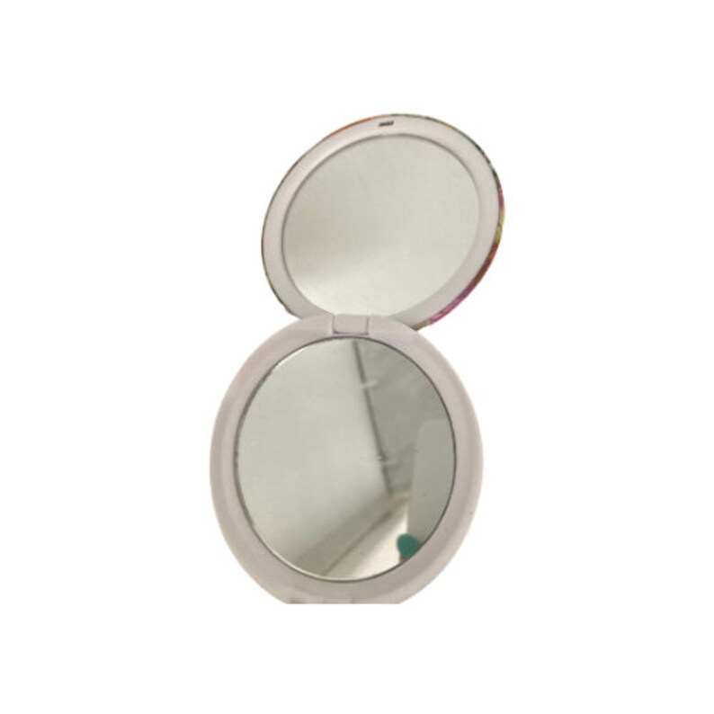 Peut inclure: Un miroir compact blanc avec un motif floral au dos. Le miroir est ouvert et la surface r&eacute;fl&eacute;chissante est visible.