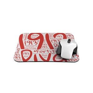 Crimson and Cream 1913 Graffiti Mousepad, Mauspad inspiriert von Delta Omega Theta