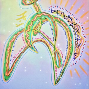 Może przedstawiać: Abstrakcyjne dzieło sztuki z kolorowym, wirującym wzorem. Dzieło sztuki zawiera różne kolory, w tym zielony, żółty, pomarańczowy, czerwony i niebieski. Wzór przypomina kwiat lub roślinę. Słowo "Hi" jest napisane na górze dzieła sztuki niebieskim kolorem.