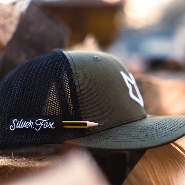 Baseballkappe mit gesticktem Logo - Trucker Hat mit Bleistift Ärmel - Grün & Schwarz - die Headcase Cap