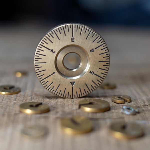 De "Crichton Coin" IMPERIAL Every Day Carry Brass Coin- Personaliseer - EDC-muntmeetinstrument - zakdraaggereedschap