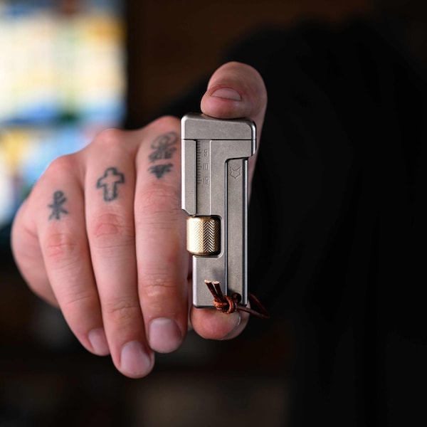 Klucz kieszonkowy „Atom Wrench” – tytanowo-mosiężny klucz kieszonkowy EDC – klucz nastawny do codziennego użytku – tytanowy EDC – Silver Fox Tools