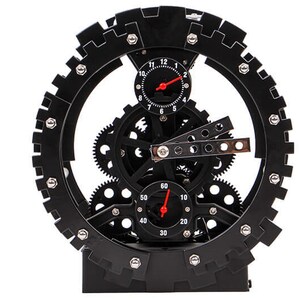 Può includere: Orologio nero in stile steampunk con ingranaggi visibili e due quadranti. L'orologio ha un design circolare con una cornice a forma di ingranaggio e una base rettangolare. Le lancette sono rosse.