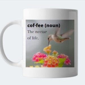 Puede incluir: Taza de café de cerámica blanca con el texto "cof-fee (sustantivo) El néctar de la vida." y una foto de un colibrí bebiendo néctar de una flor rosa y amarilla.