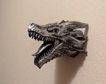 Cabeza de dragón metálica para pared: decoración de fantasía con resina