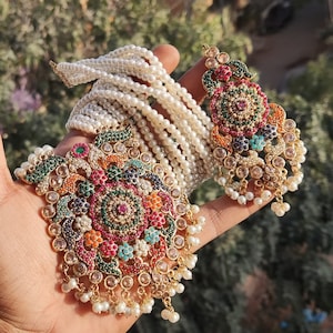 Ensemble teeka boucles d'oreilles lourdes Nauratan / mariage indien pakistanais Shaadi / Sabyasachi Bollywood / mode halal musulmane islamique image 3