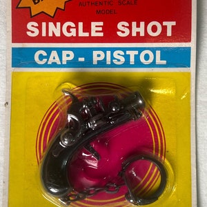Vintage toy cap gun Pirate pistol keychain MOC unused 1980s original Hong Kong vintage !
