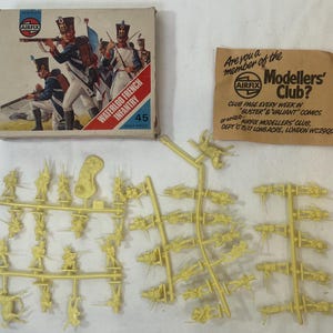 Waterloo French Infantry Airfix 42 pc miniature soldier model kit vintage 1974 figure military history HO/OO Scale unused army men !