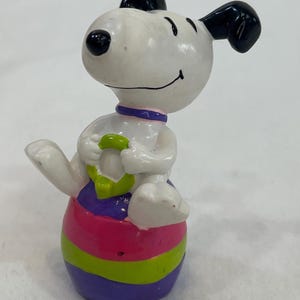 Peanuts SNOOPY Easter Egg hunt driving 1996 PVC figure Whitman holiday chocolates candies 2&quot; vintage whitmans