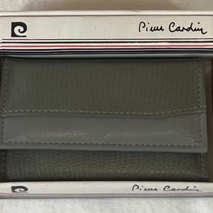 Cartera y llavero vintage Pierre Cardin de piel auténtica gris de los años 80, sin usar, con caja original, triple pliegue, clásica y elegante.