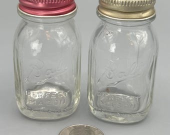 Miniature Ball mason jar salt & pepper shaker set vintage 1950s with rare pink lid !