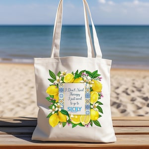 Może przedstawiać: Biała torba z płótna z motywem cytryn i kwiatów. Tekst na torbie brzmi "I Don't Need Therapy I Just Need To Go To Sicily".
