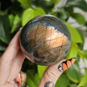 Esfera de cristal natural de labradorita llamativa con alto destello, bola de cristal pulida con soporte de acrílico 363 g