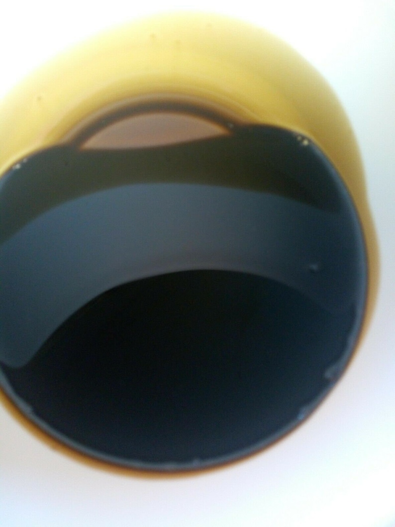 Może przedstawiać: Zbliżenie na biały ceramiczny kubek wypełniony czarną kawą. Kawa ma ciemnobrązową obw&oacute;dkę wok&oacute;ł krawędzi kubka.