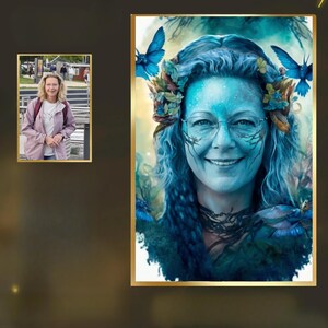 Könnte beinhalten: Digitales Kunstporträt einer Frau mit blauer Haut, geschmückt mit einem Blumenkranz und Schmetterlingen. Das Porträt ist goldgerahmt, mit einem kleineren Foto der Frau oben links. Die Frau trägt eine Brille und lächelt.