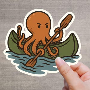 Octopus in een kano sticker | Grappige buitensticker | Kano, roeien – Vinyl, contourgesneden – Gemaakt in Duitsland