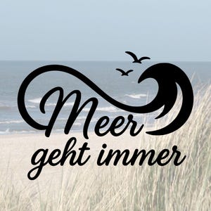 Puede incluir: Gráfico negro con el texto "Meer geht immer" en cursiva, con un símbolo de infinito, una ola y tres pájaros. El fondo muestra una escena de playa con el océano y la arena.