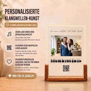Può includere: Una targa rettangolare in acrilico trasparente su base in legno con una fotografia stampata di due persone, un grafico a onde sonore nero e un codice QR. Il testo "Hi mein Schatz! Ich liebe Dich" è stampato in nero nella parte superiore.