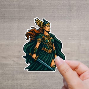 Walküre Sticker – Valkyrie mit Schwert & Flügelhelm | Nordische Mythologie – Fantasy Aufkleber – 3,9x5 cm – farbig – konturgeschnitten