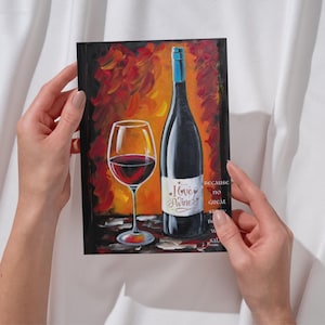 Può includere: Stampa artistica rettangolare con una bottiglia di vino e un bicchiere pieno. La bottiglia ha un tappo blu e un'etichetta con la scritta "I Love Wine". Lo sfondo è arancione, rosso e nero.