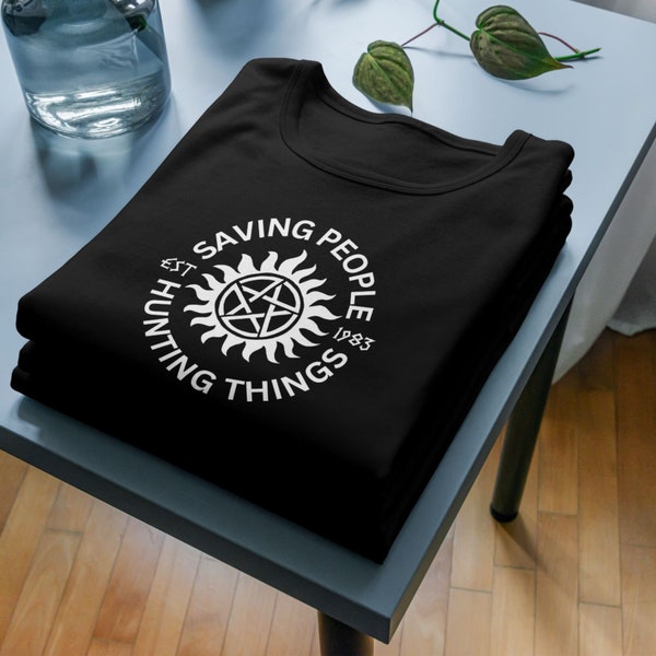 Inspiriert Saving People Hunting Things - Supernatural Sam Dean Winchester T-Shirt