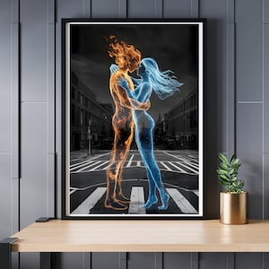 Könnte beinhalten: Gerahmter Kunstdruck, der zwei sich umarmende Figuren auf einem Zebrastreifen zeigt. Eine Figur ist orange und feurig, die andere blau und ätherisch. Der Hintergrund ist eine schwarz-weiße Stadtlandschaft.