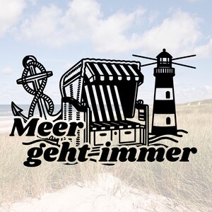 Peut inclure: Graphique noir et blanc sur le thème côtier avec une ancre, une chaise de plage et un phare. Le texte "Meer geht immer" est inclus. Le design est placé sur un fond de plage et de ciel.