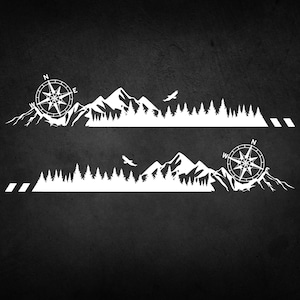Op de afbeelding: Witte silhouet sticker van een bergketen met een kompas en een vogel die over de bergen vliegt. De sticker is perfect om een ​​toets van natuur aan uw auto, laptop of andere oppervlakken toe te voegen.