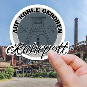 Ruhrpott-sticker geboren op steenkool met transportbandmotief, mijnsticker voor auto, laptophelm, retro vinyldecoratie van een mijnwerker