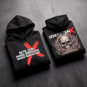 Könnte beinhalten: Zwei schwarze Kapuzenpullover mit Grafikdrucken. Der linke Hoodie zeigt ein rotes X mit dem Text ESTD. 1976 und BADASS GENERATION. Der rechte Hoodie zeigt eine Totenkopf-Grafik mit dem Text GENERATION X 1965-1980 und Independent-Resilient-Analog-Authentic.