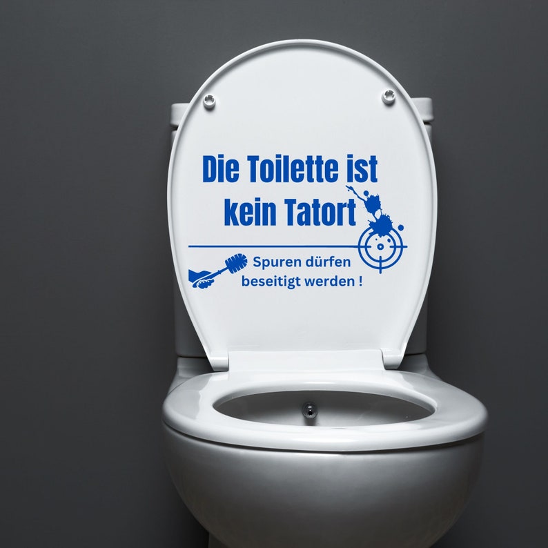 K&ouml;nnte beinhalten: Wei&szlig;e Toiletten-Sch&uuml;ssel mit einem blauen und wei&szlig;en Aufkleber auf dem Deckel, der "Die Toilette ist kein Tatort" und "Spuren d&uuml;rfen beseitigt werden!" sagt.
