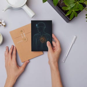Postkarte „Kumpel-Herz“ – Bergmann mit Herz aus Kohle | DIN A6 Karte | Ruhrpott Illustration | Made in Germany