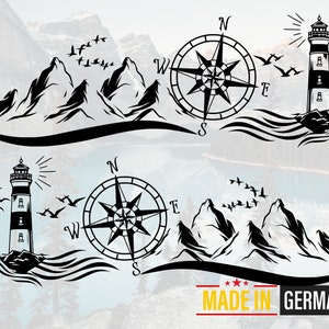 Könnte beinhalten: Schwarz-weiß-Illustration eines Leuchtturms, Kompasses und Bergen mit dem Text "MADE IN GERMANY".